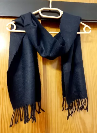 Bufanda azul marino con flecos