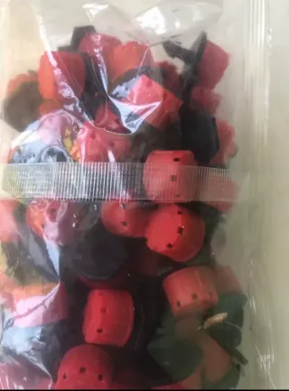 Goteros de riego rojo y negro