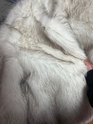 Chaqueta de pelo sintético blanca y gris