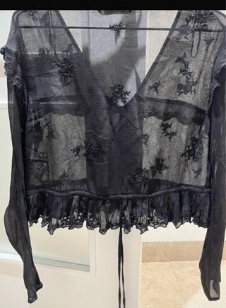 Blusa Zara gasa y bordados negra volantes lazo