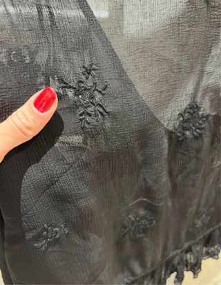 Blusa Zara gasa y bordados negra volantes lazo