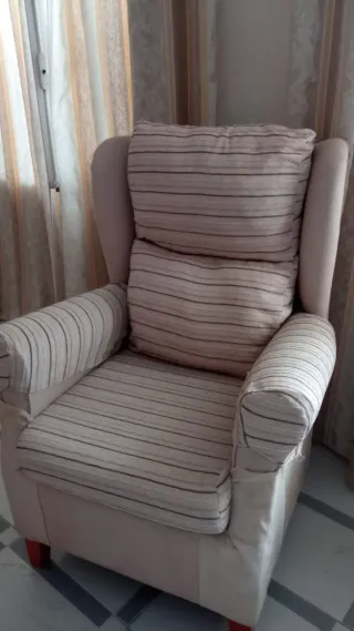 Sillón orejero beige y marrón