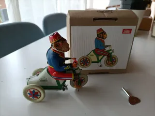 Mono Paya en Triciclo