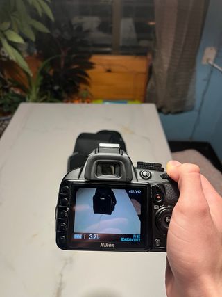 Cámara Nikon D3100 con objetivo Tamron