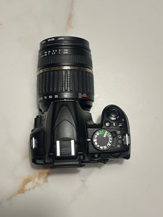 Cámara Nikon D3100 con objetivo Tamron