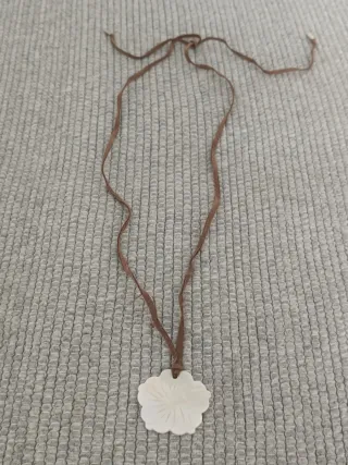 Colar com pingente flor branca