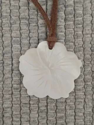 Colar com pingente flor branca