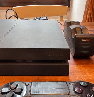 PS4 Fat 1 TB + 2 joystick + base di ricarica