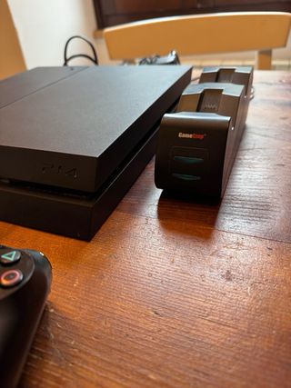 PS4 Fat 1 TB + 2 joystick + base di ricarica