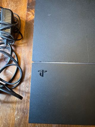 PS4 Fat 1 TB + 2 joystick + base di ricarica