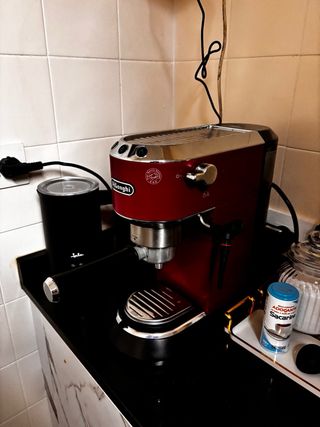 Cafetera DeLonghi Roja