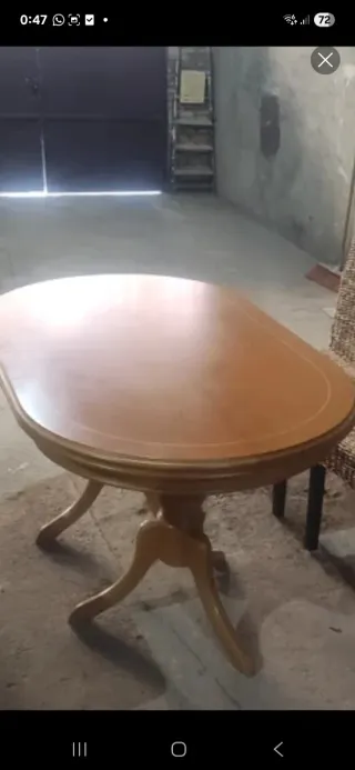 Mesa de salón de madera