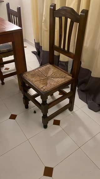 4 Sillas de madera con asiento de fibra natural