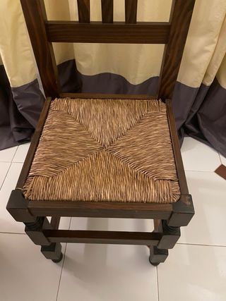 4 Sillas de madera con asiento de fibra natural
