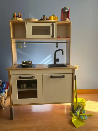 Cocinita de madera Ikea para niños