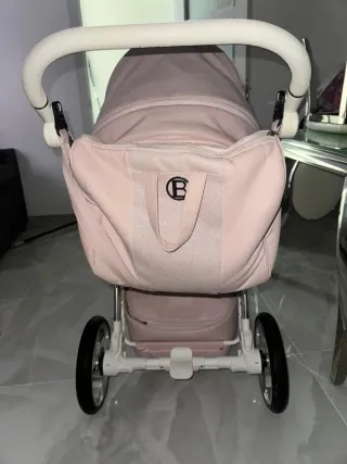 Carro de bebé rosa con detalles brillantes