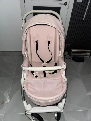 Carro de bebé rosa con detalles brillantes