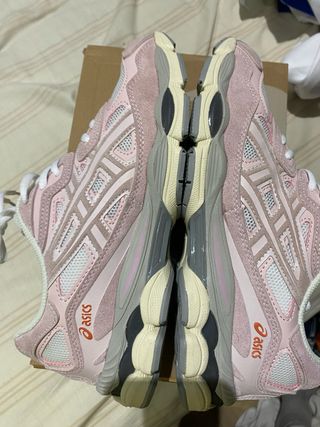 Zapatillas Asics rosas y grises