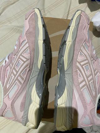 Zapatillas Asics rosas y grises