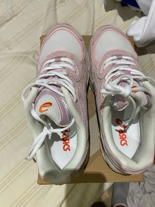 Zapatillas Asics rosas y grises