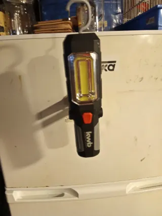 Linterna LED KWB con gancho