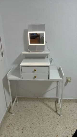 Tocador blanco y dorado con espejo LED