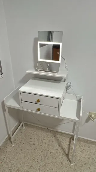 Tocador blanco y dorado con espejo LED