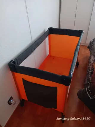 Cuna de viaje plegable naranja y negra