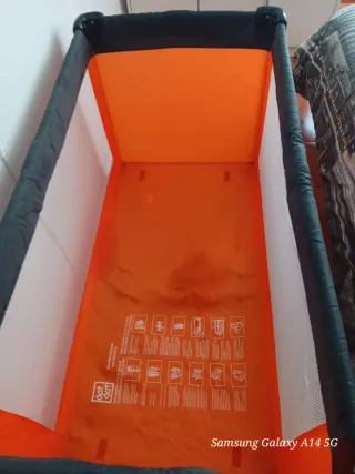 Cuna de viaje plegable naranja y negra