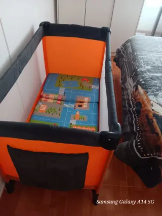 Cuna de viaje plegable naranja y negra