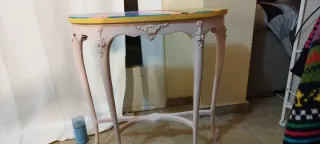 Mesita auxiliar vintage  restaurada y pintada a ma