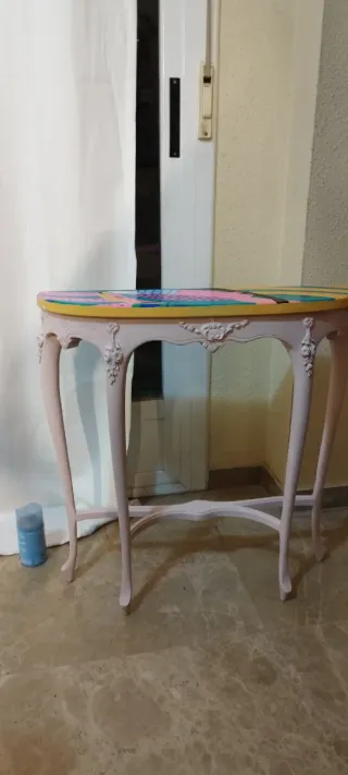 Mesita auxiliar vintage  restaurada y pintada a ma