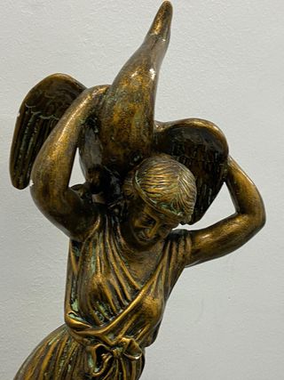 Figura de bronce mujer con ave