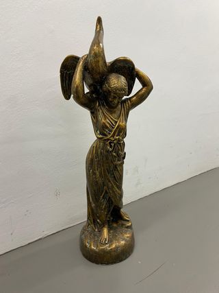Figura de bronce mujer con ave