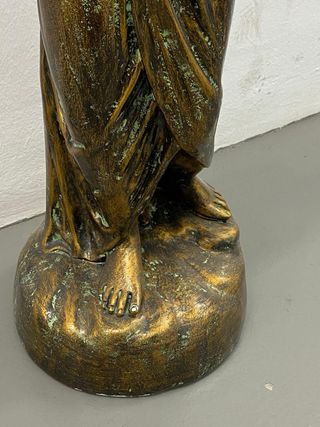 Figura de bronce mujer con ave