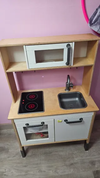 Cocinita de juguete de madera con accesorios