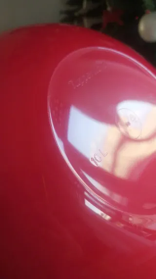 Ciotola in plastica rossa e bianca