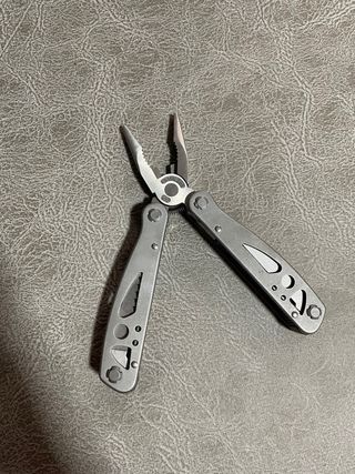 Multiherramienta de acero inoxidable