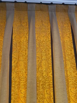 Cortinas beige y amarillas de tela