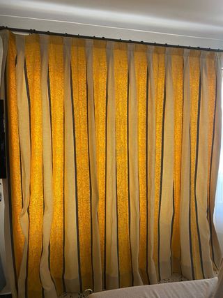 Cortinas beige y amarillas de tela