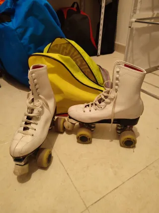 Patines de ruedas blancos. Talla 39
