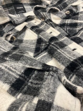 Abrigo cuadros Pull&Bear negro y blanco