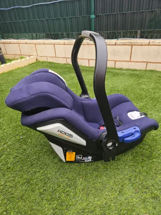 Silla de coche Jané y capazo azul