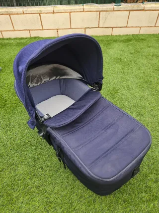 Silla de coche Jané y capazo azul
