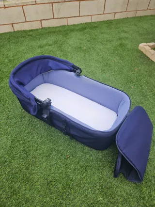 Silla de coche Jané y capazo azul
