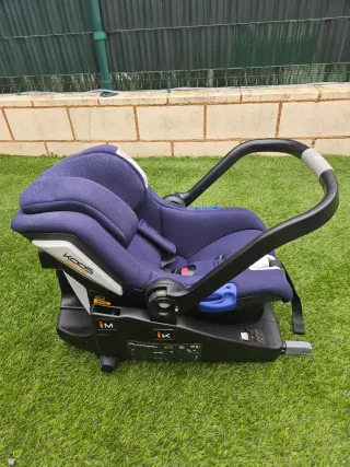 Silla de coche Jané y capazo azul