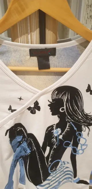 Camiseta asimétrica con estampado