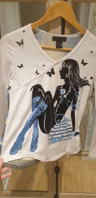 Camiseta asimétrica con estampado