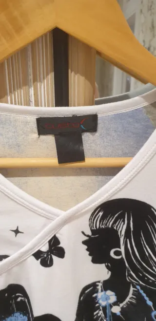 Camiseta asimétrica con estampado