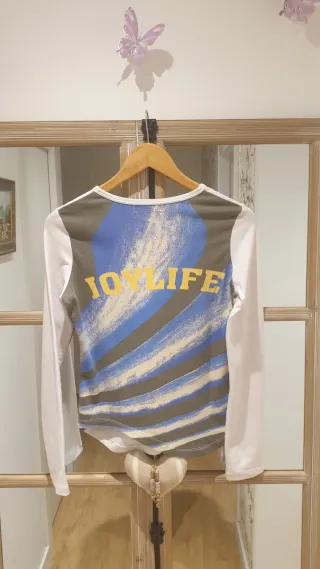 Camiseta asimétrica con estampado